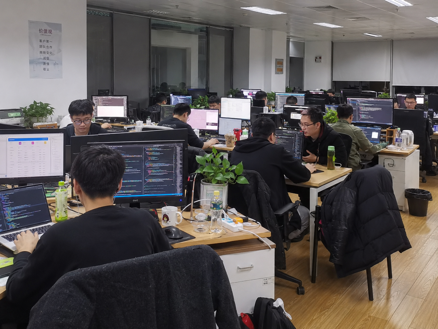 水站买研发团队在办公室进行系统开发