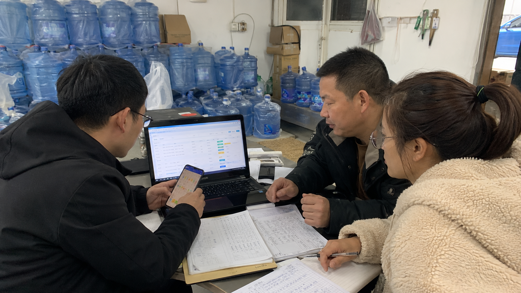 水站买团队与水站老板围绕电脑后台和手机端演示系统